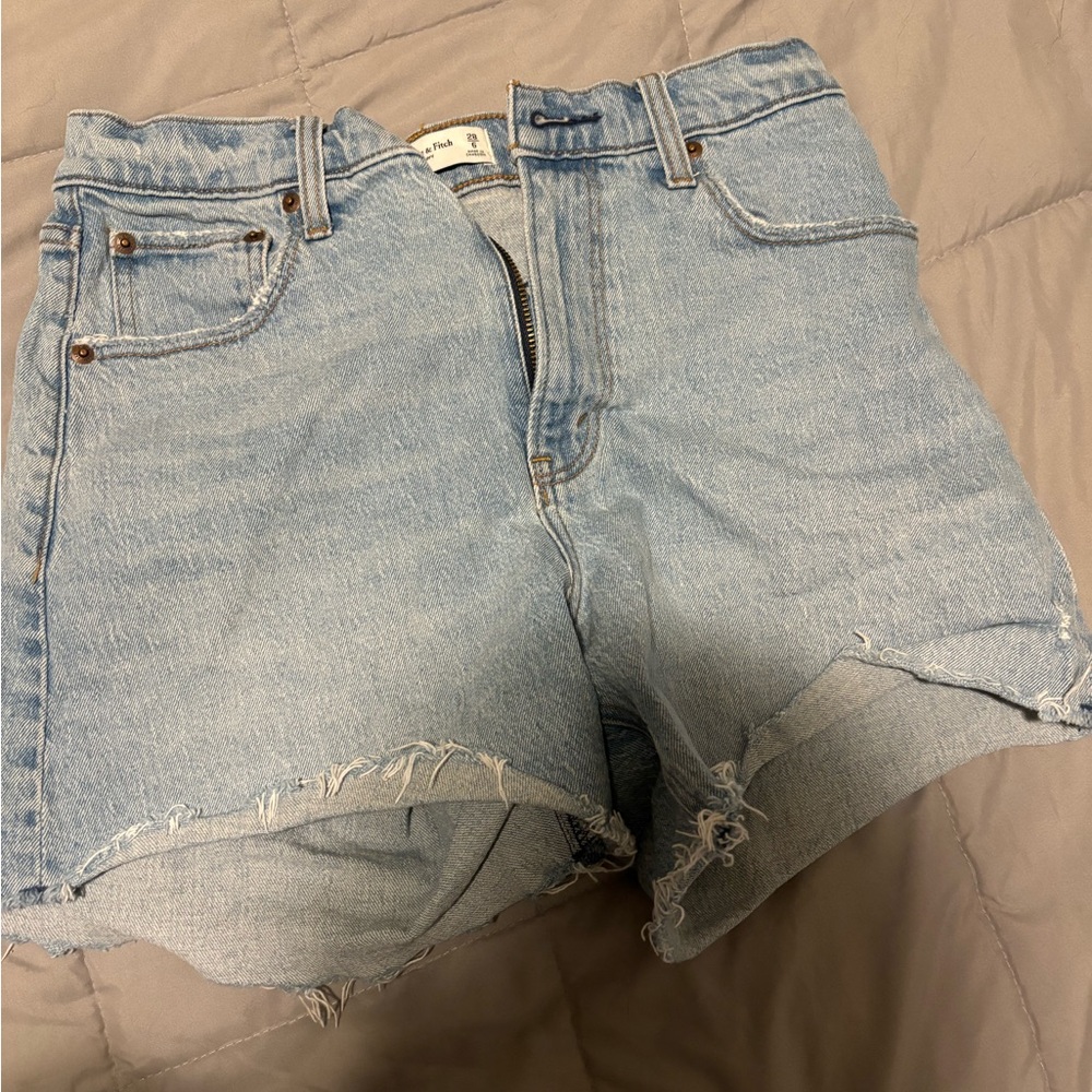 Abercrombie dad short high rise size 28